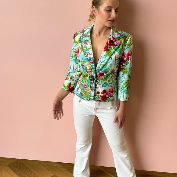 Alberto Makali silky vibrant floral blazer with stone embellishment closure - Picture 5 of 15